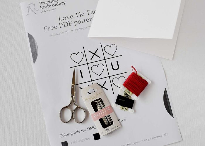 Werkzeuge und Materialien für die Love Tic Tac Toe Karte Stickerei auf Papier