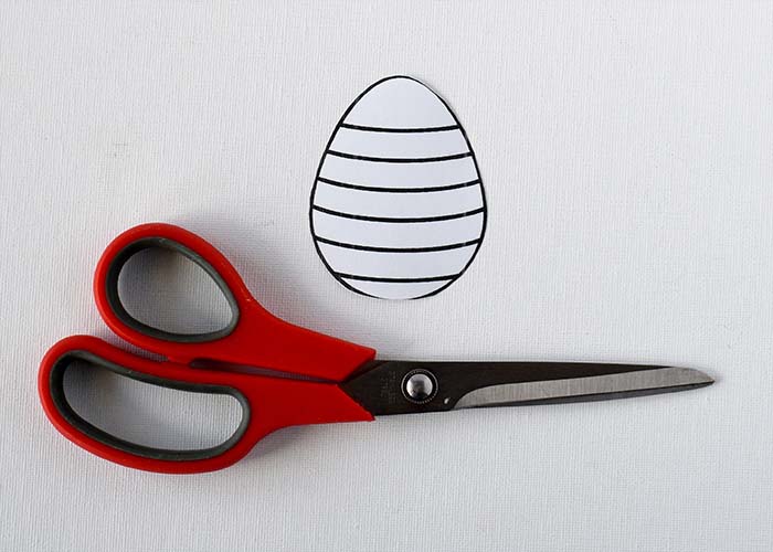 Schneiden Sie die Form des Eies aus der heruntergeladenen Vorlage aus.