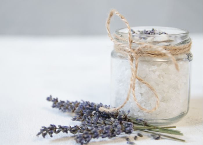 Salz und getrockneter Lavendel