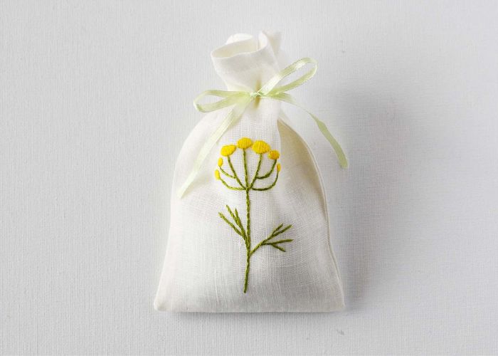 Duftsäckchen mit floraler Stickerei