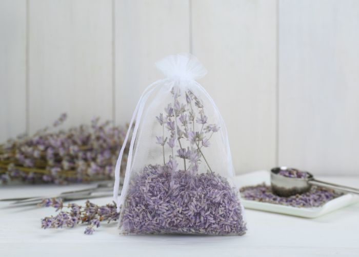 Duftsäckchen mit getrockneten Lavendelblüten