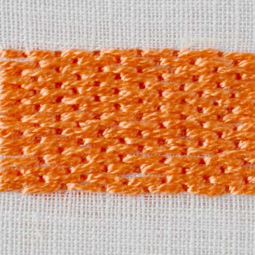 Ziegelstich-Stickerei mit orangefarbener Perlenbaumwolle auf weißem Stoff