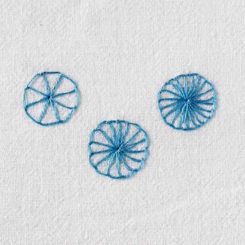 Knopflochrad-Stickstich auf weißem Stoff mit blauem Garn