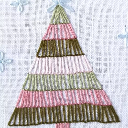 Mit bunten Fäden und Blankettstichen bestickter Weihnachtsbaum