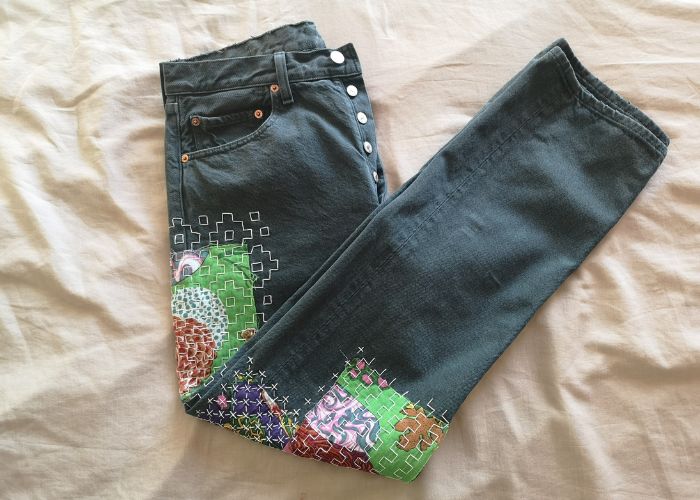 Bunt geflickte Jeans mit Flicken und Sashiko-Nähten