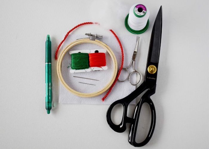 Werkzeuge und Materialien für das DIY-Ornamentprojekt