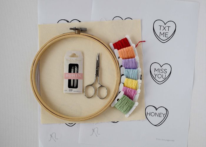 Werkzeuge und Materialien für das Candy Heart DIY-Projekt