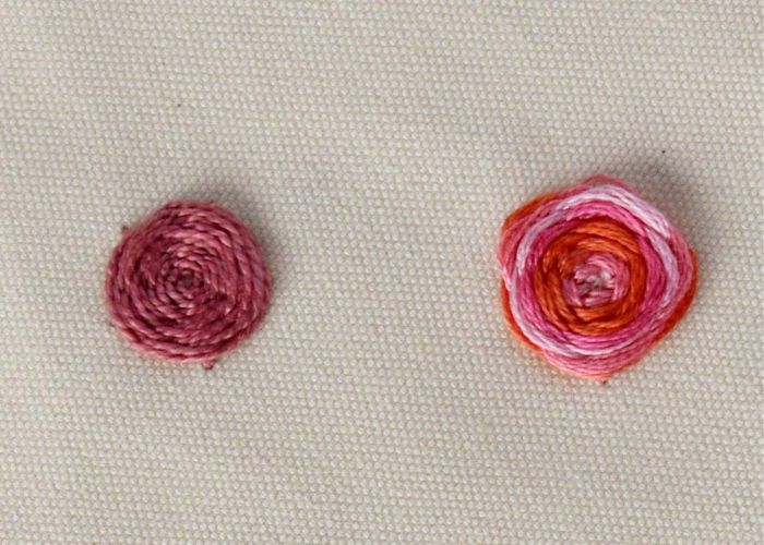 Gewebte Spinnenradstichblumen aus rosa Perlbaumwolle und buntem Garn, Vorderseite