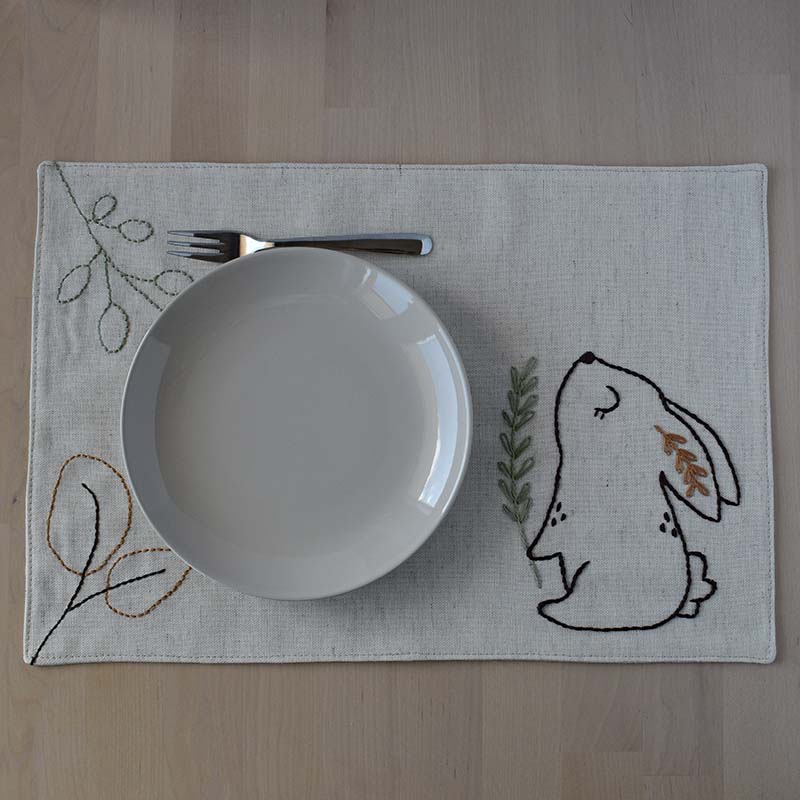 Ostern-Tischset mit Hasenstickerei
