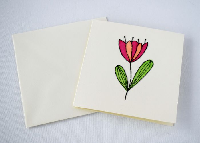 Handgestickte Karte mit einer Blume zum Muttertag