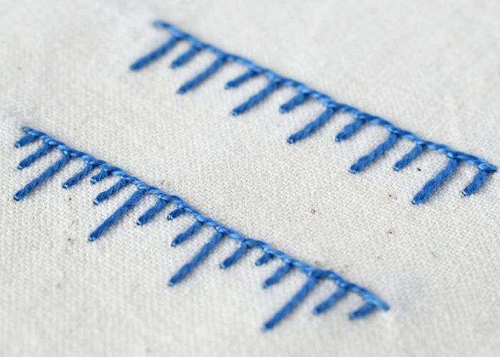 Langer und kurzer Blanketstich Stickmustertuch mit blauem Perlen-Baumwollgarn Bild