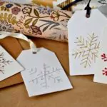 DIY Weihnachtsgeschenkanhänger mit Schneeflockenstickerei: Schritt-für-Schritt-Anleitung + kostenlose PDF-Vorlagen.